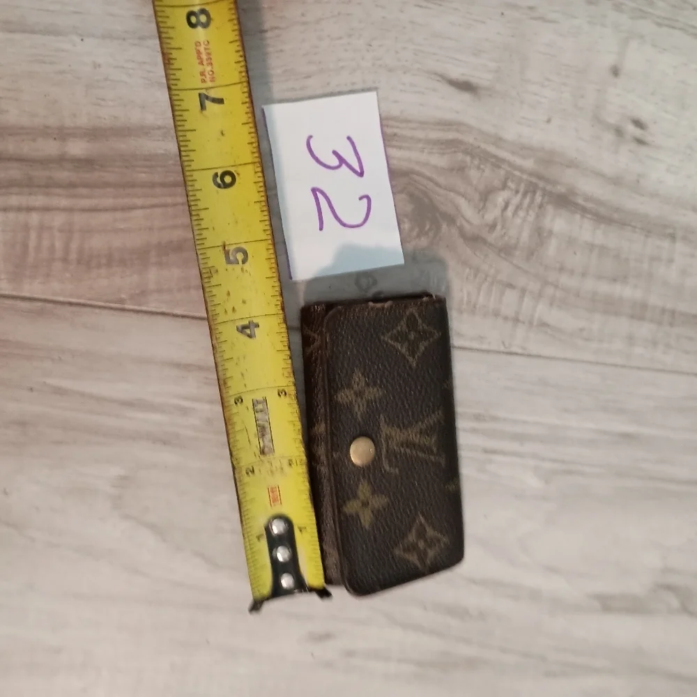 Louis Vuitton Monogram Key Holder - Picture 9 of 10
